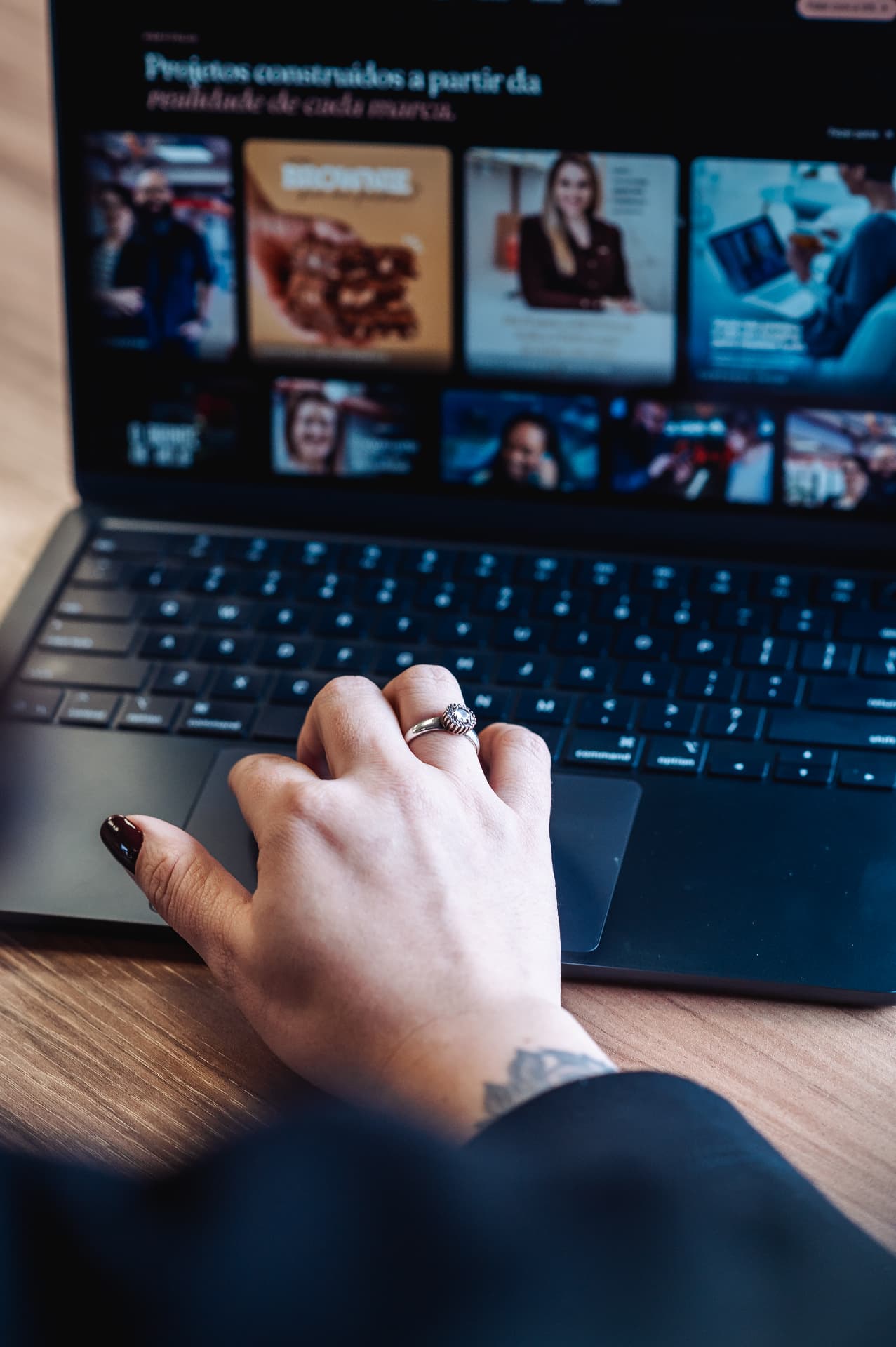 Portfólio da VIS aberto em um notebook durante o planejamento